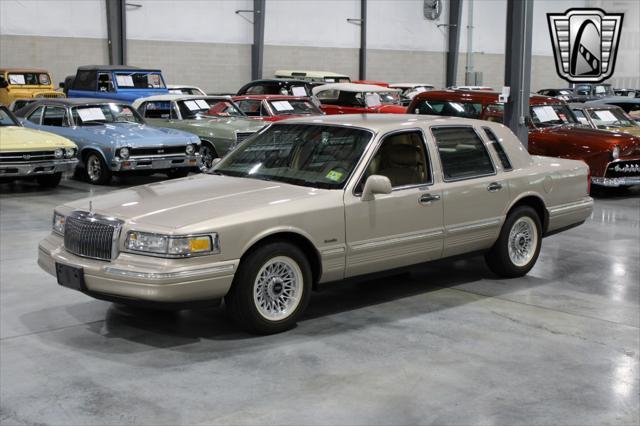 used 1997 Lincoln Town Car car, priced at $15,000