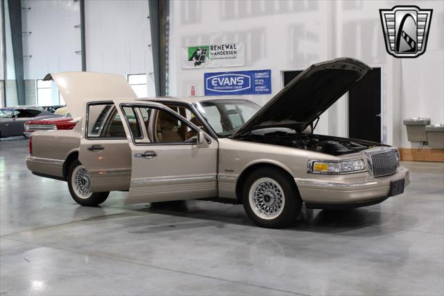 used 1997 Lincoln Town Car car, priced at $15,000