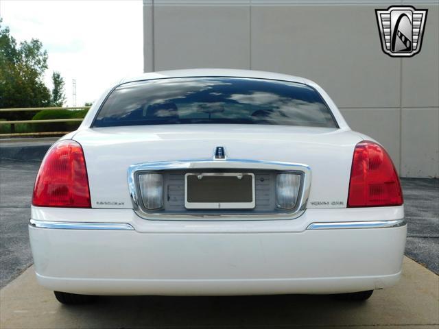 used 2003 Lincoln Town Car car, priced at $11,000