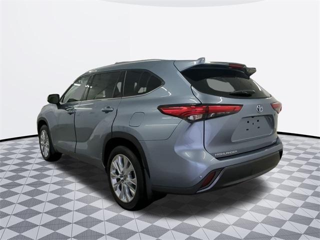 used 2022 Toyota Highlander Hybrid car, priced at $46,000