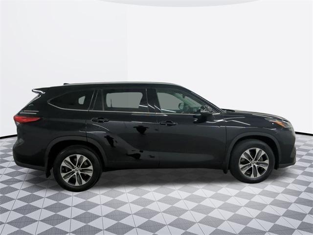 used 2021 Toyota Highlander car, priced at $35,400