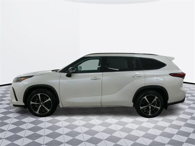 used 2021 Toyota Highlander car, priced at $36,500