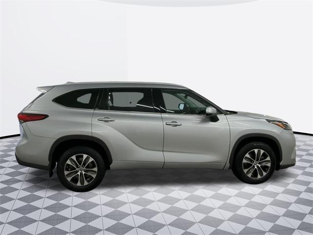 used 2022 Toyota Highlander Hybrid car, priced at $42,000