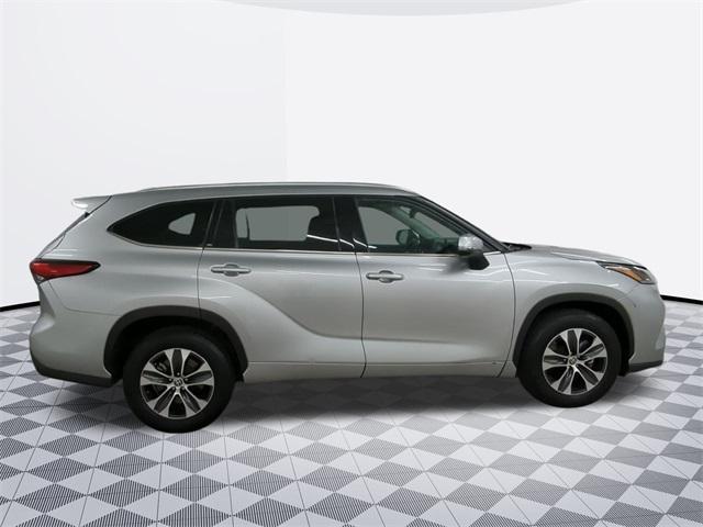 used 2021 Toyota Highlander car, priced at $31,500