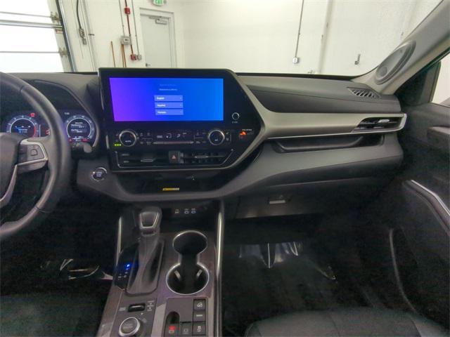 used 2023 Toyota Highlander car, priced at $39,200