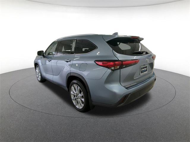 used 2023 Toyota Highlander car, priced at $39,200