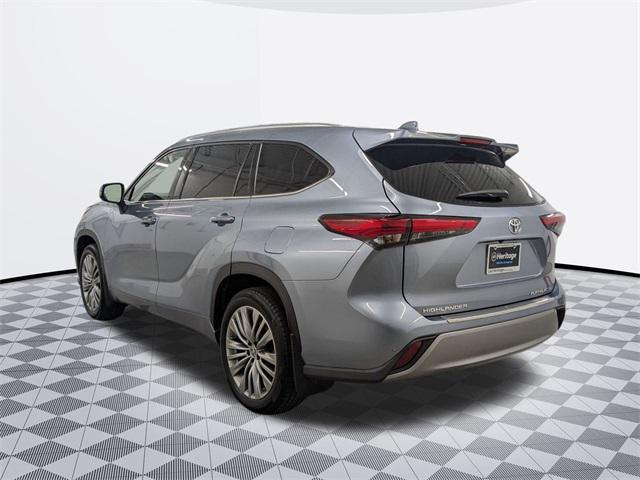 used 2022 Toyota Highlander car, priced at $39,900
