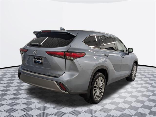 used 2022 Toyota Highlander car, priced at $39,900
