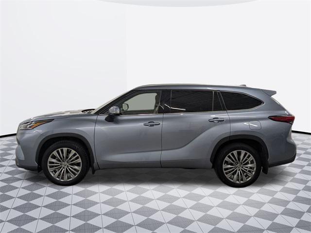 used 2022 Toyota Highlander car, priced at $39,900