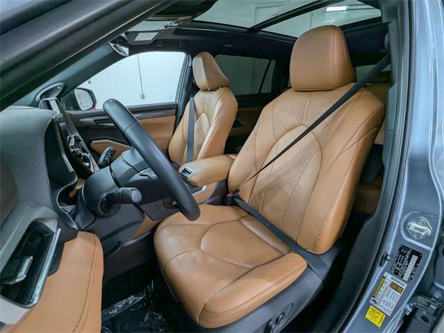used 2022 Toyota Highlander car, priced at $39,900