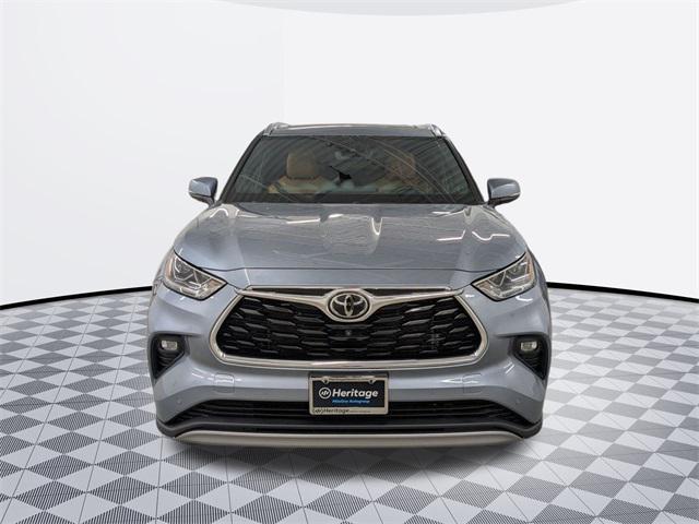 used 2022 Toyota Highlander car, priced at $39,900