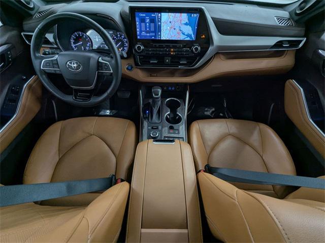 used 2022 Toyota Highlander car, priced at $39,900