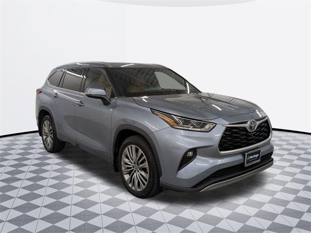 used 2022 Toyota Highlander car, priced at $39,900