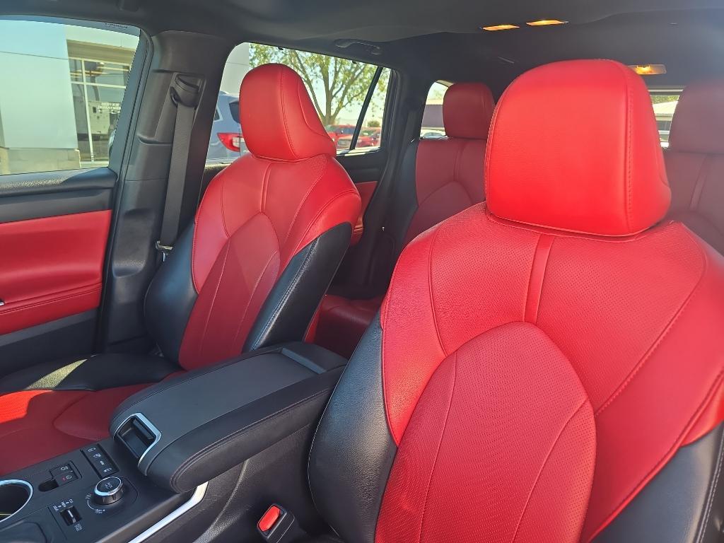 used 2021 Toyota Highlander car, priced at $26,995