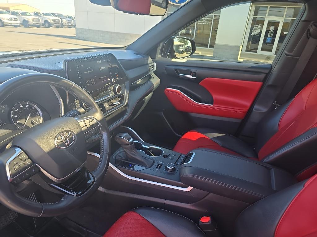 used 2021 Toyota Highlander car, priced at $26,995