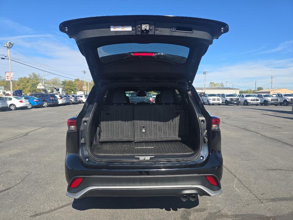 used 2021 Toyota Highlander car, priced at $26,995