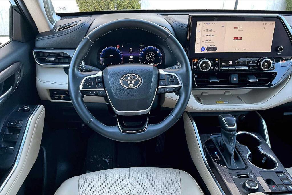 used 2023 Toyota Highlander car, priced at $40,900