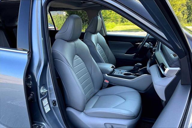 used 2022 Toyota Highlander Hybrid car, priced at $36,200