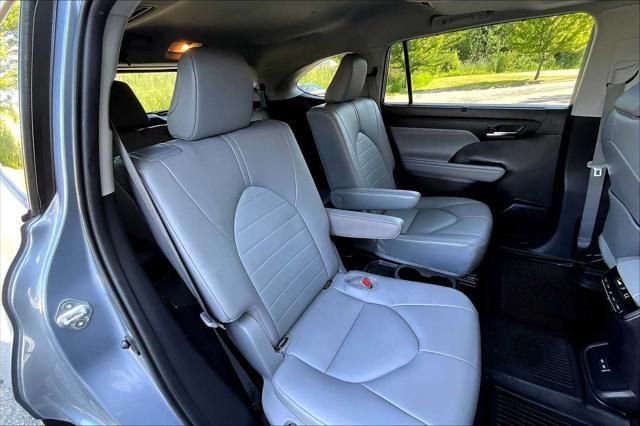 used 2022 Toyota Highlander Hybrid car, priced at $36,200
