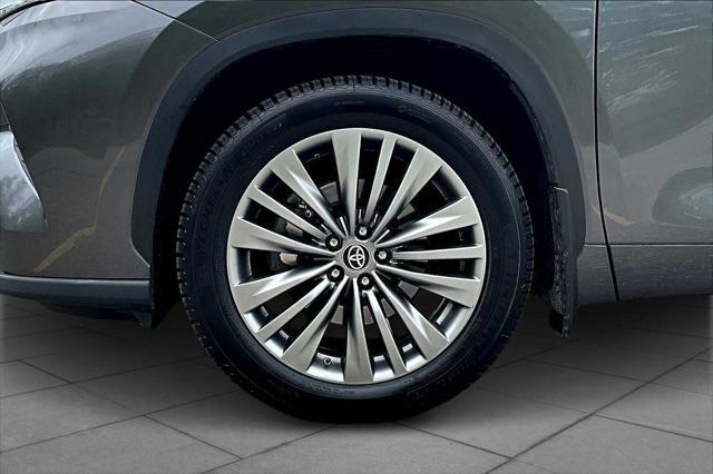 used 2021 Toyota Highlander car, priced at $39,500