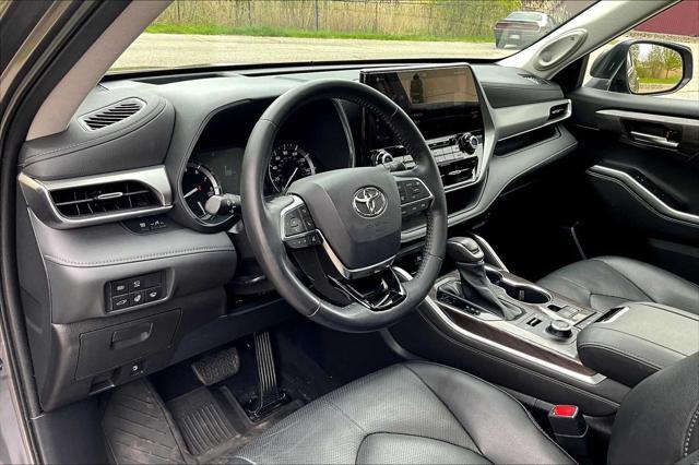 used 2021 Toyota Highlander car, priced at $39,500