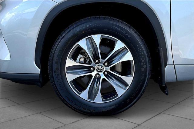 used 2022 Toyota Highlander car, priced at $38,400