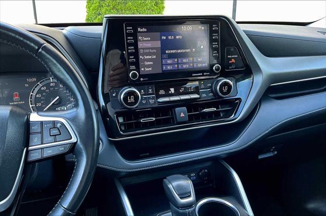 used 2022 Toyota Highlander car, priced at $38,400