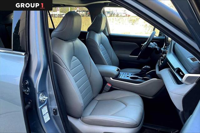 used 2022 Toyota Highlander car, priced at $42,900
