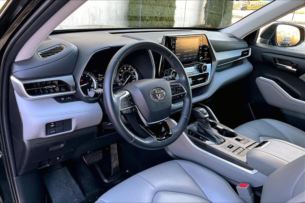 used 2021 Toyota Highlander car, priced at $31,200