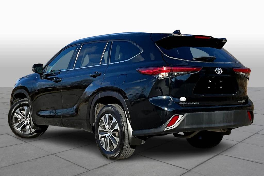 used 2021 Toyota Highlander car, priced at $31,200