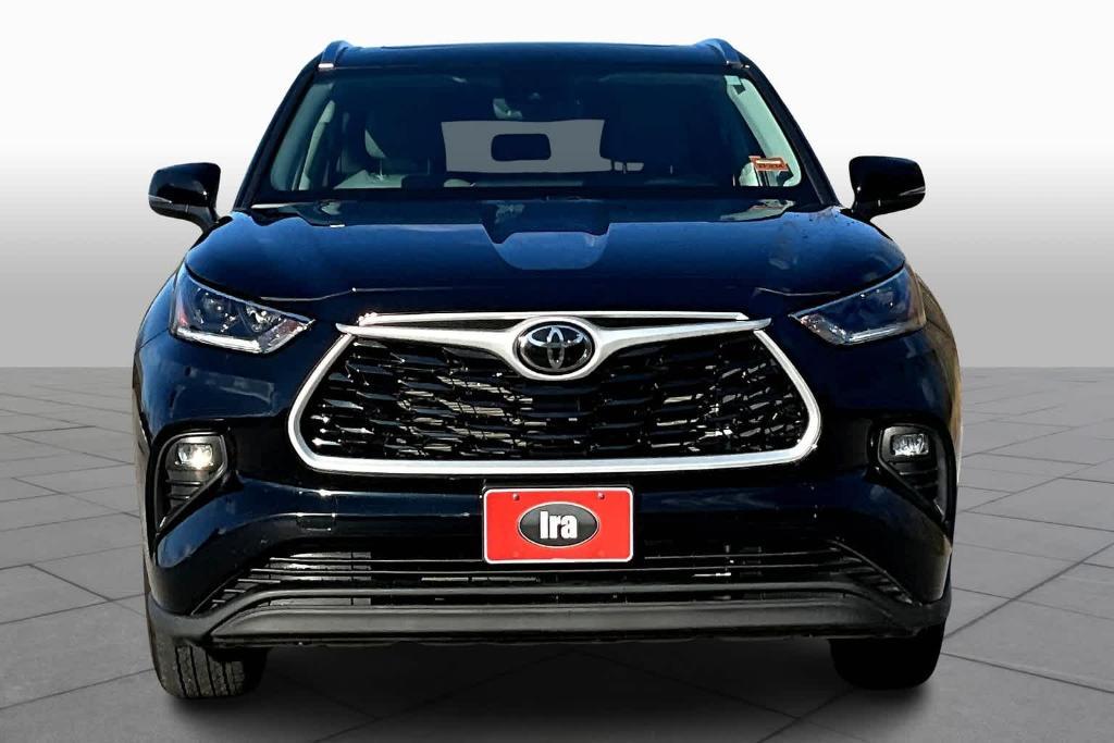 used 2021 Toyota Highlander car, priced at $31,200