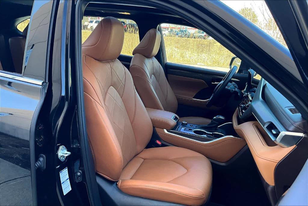 used 2020 Toyota Highlander car, priced at $39,900