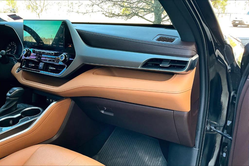 used 2020 Toyota Highlander car, priced at $39,900