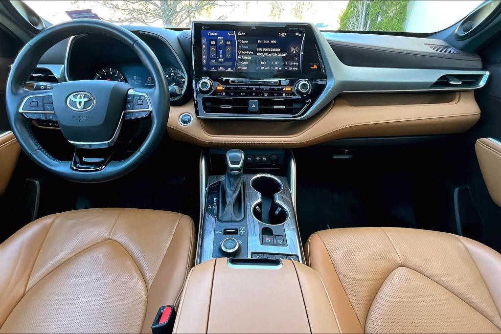 used 2020 Toyota Highlander car, priced at $39,900