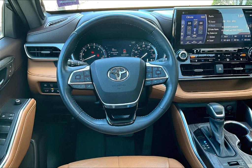 used 2020 Toyota Highlander car, priced at $39,900