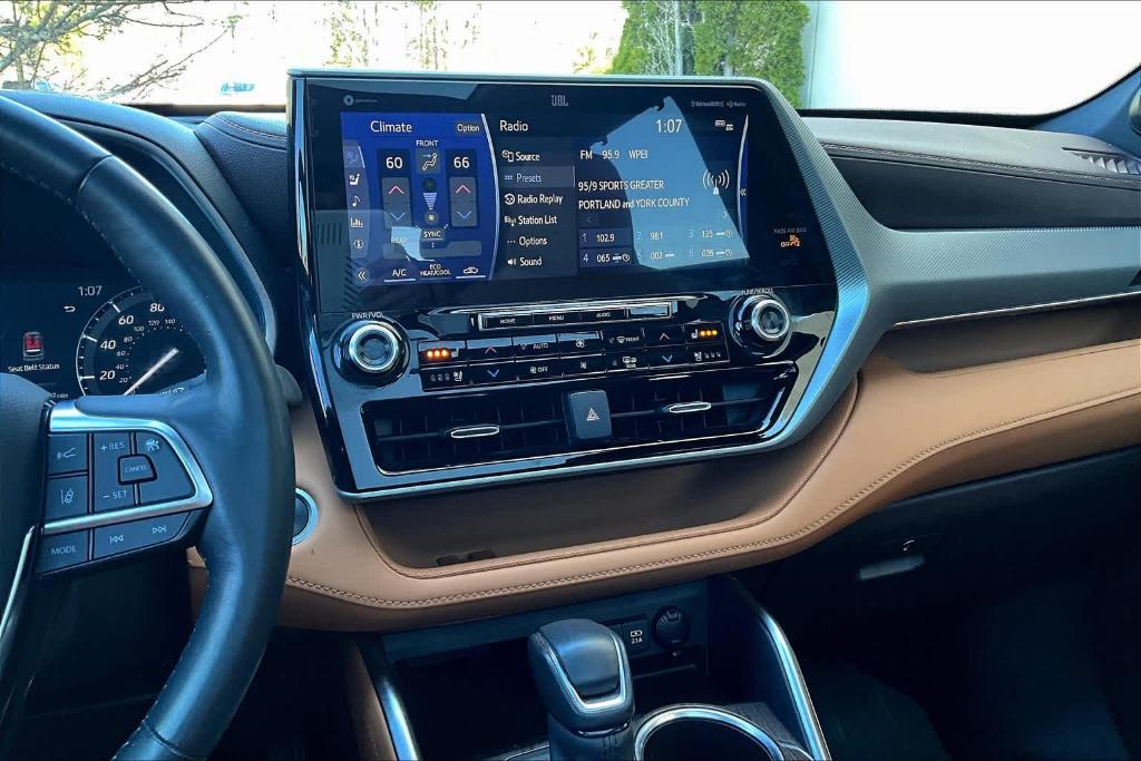 used 2020 Toyota Highlander car, priced at $39,900