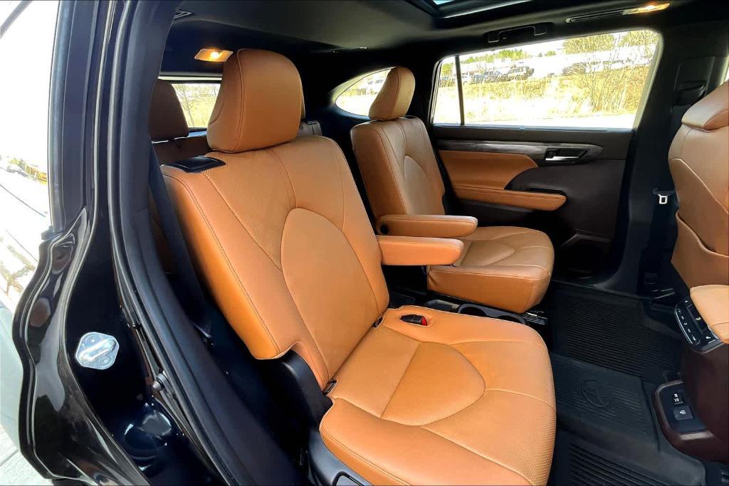 used 2020 Toyota Highlander car, priced at $39,900