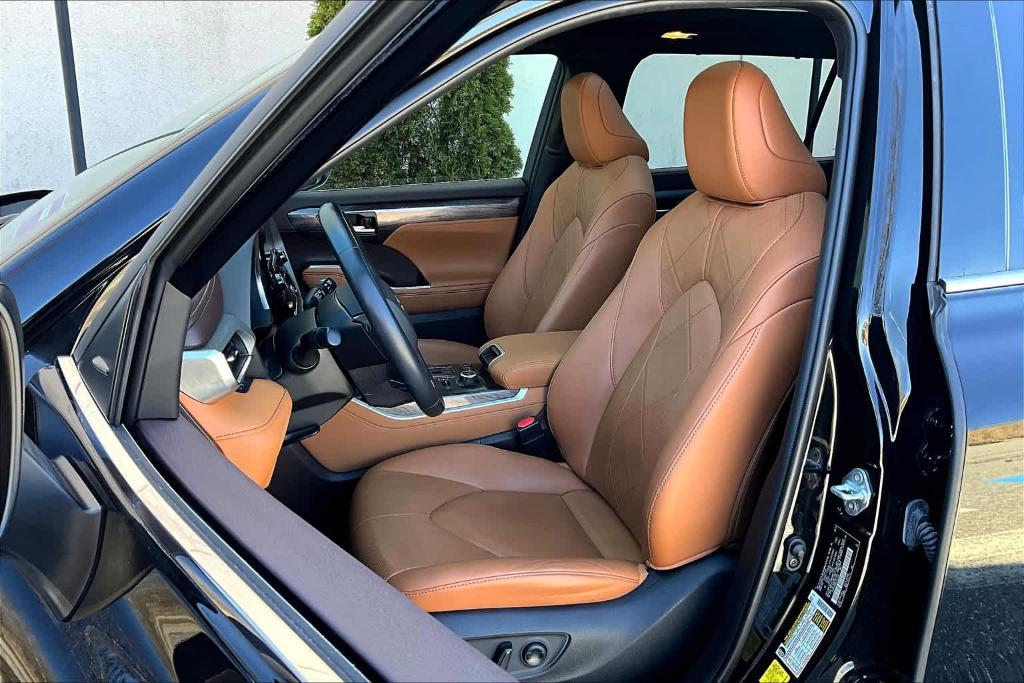 used 2020 Toyota Highlander car, priced at $39,900