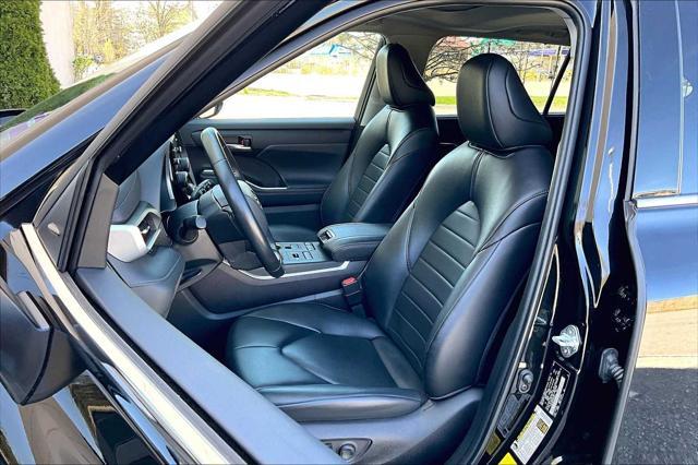 used 2022 Toyota Highlander car, priced at $39,990