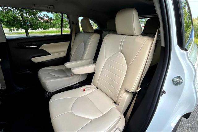 used 2022 Toyota Highlander Hybrid car, priced at $38,900