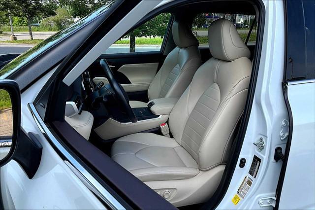 used 2022 Toyota Highlander Hybrid car, priced at $38,900