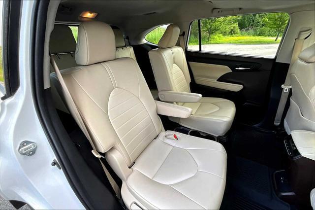used 2022 Toyota Highlander Hybrid car, priced at $38,900