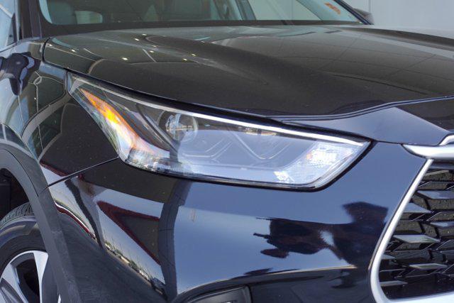 used 2022 Toyota Highlander car, priced at $37,899
