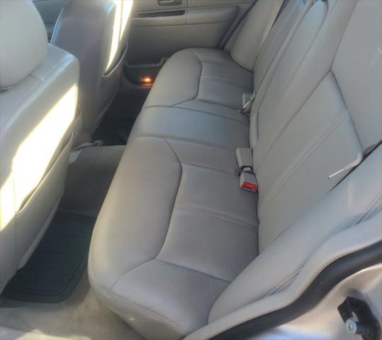 used 2008 Lincoln Town Car car, priced at $11,995