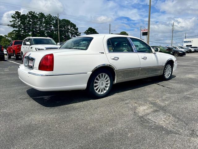 used 2005 Lincoln Town Car car, priced at $10,995