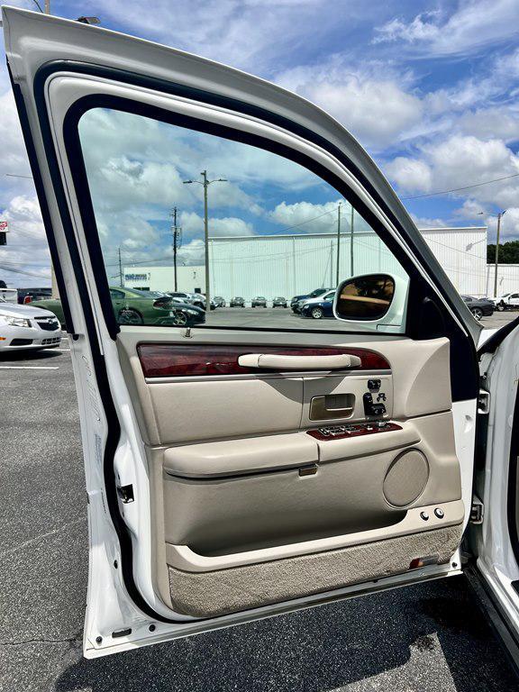 used 2005 Lincoln Town Car car, priced at $10,995