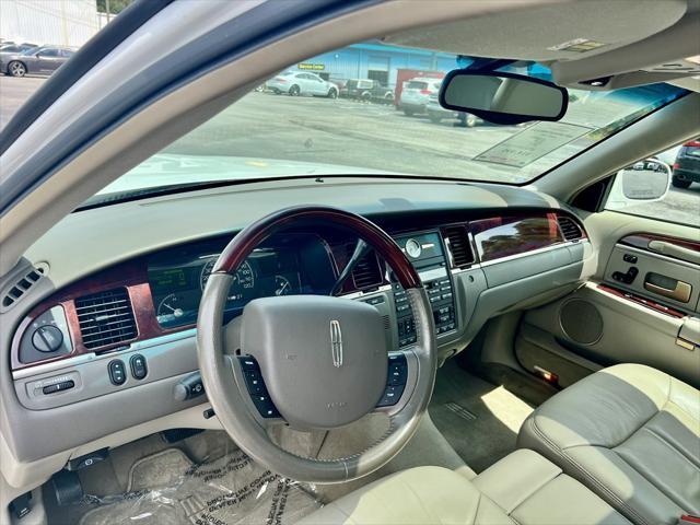 used 2005 Lincoln Town Car car, priced at $10,995
