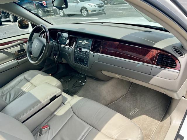 used 2005 Lincoln Town Car car, priced at $10,995