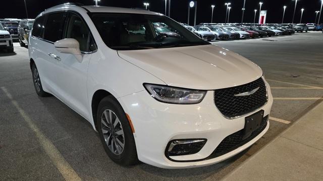 used 2021 Chrysler Pacifica Hybrid car, priced at $23,624