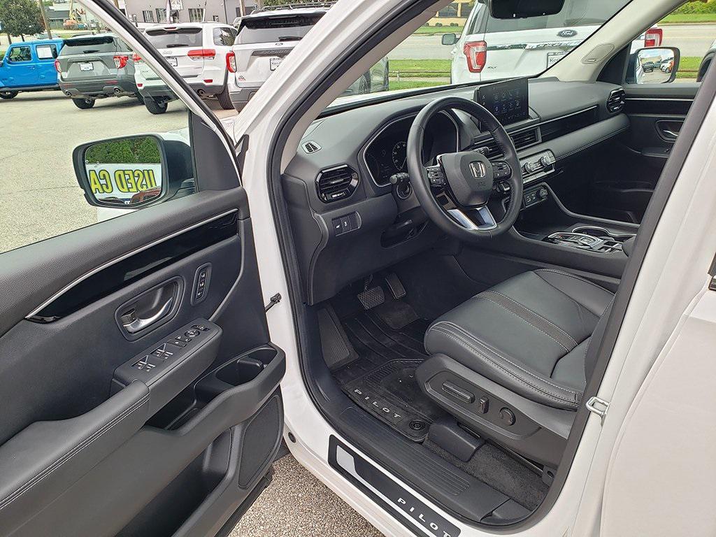 used 2025 Honda Pilot car, priced at $47,065